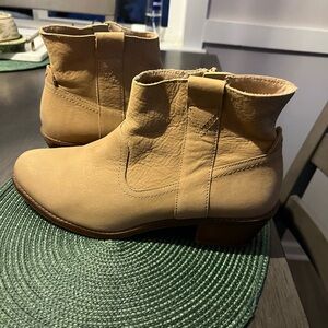 Vionic Roselyn Wheat Nubuck Booties Boots Women’s Size 9.5